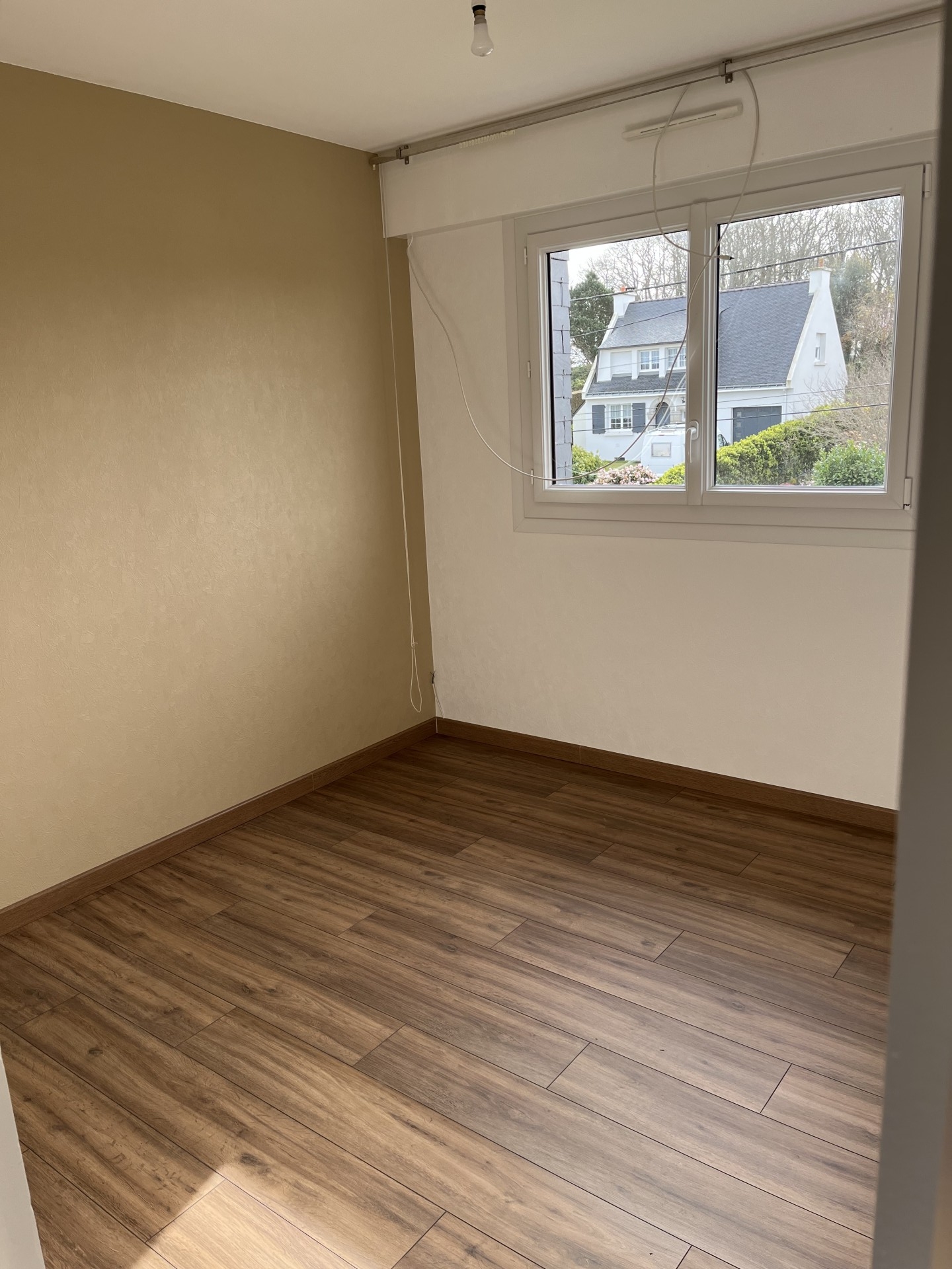 Chambre rénové mur et plafond et parquet