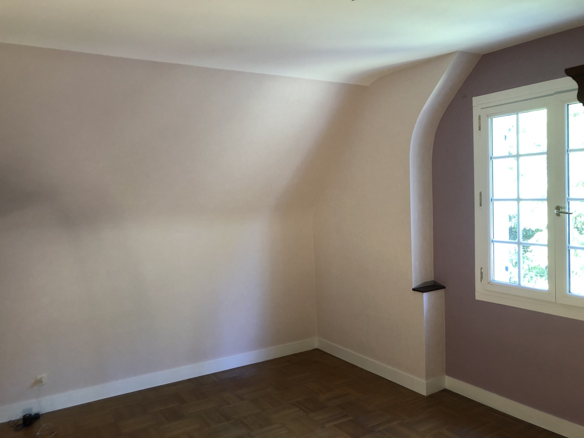 Chambre rénovée mur plafond et Boiserie