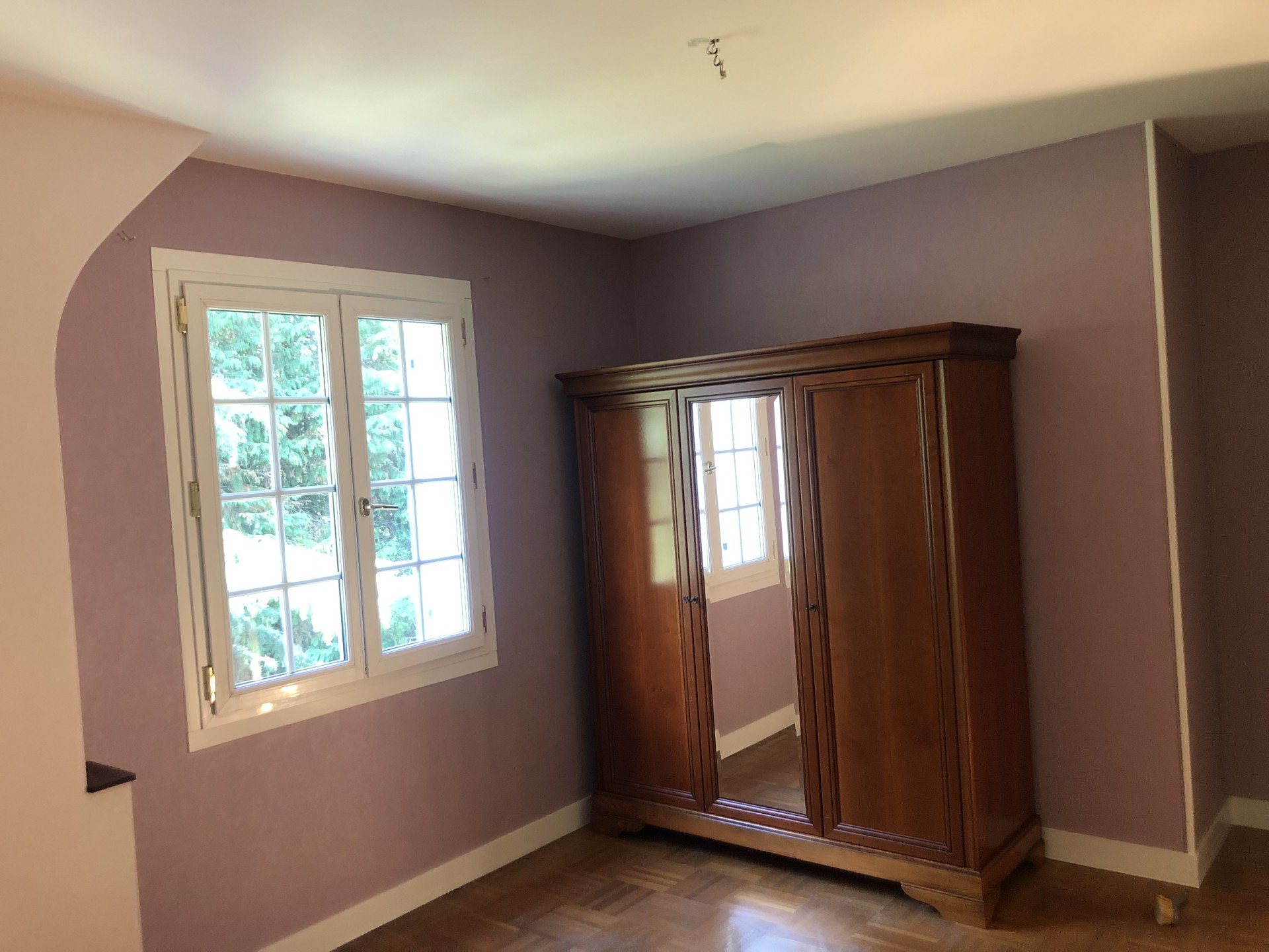 Chambre rénovée mur plafond et Boiserie