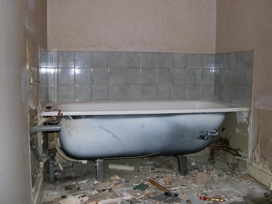 Salle de bain avec baignoire jacuzzi