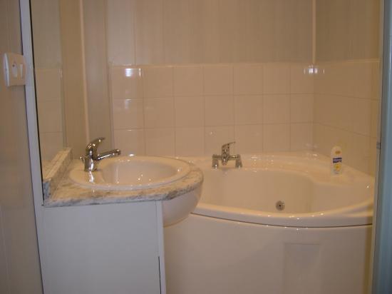 Salle de bain avec baignoire jacuzzi