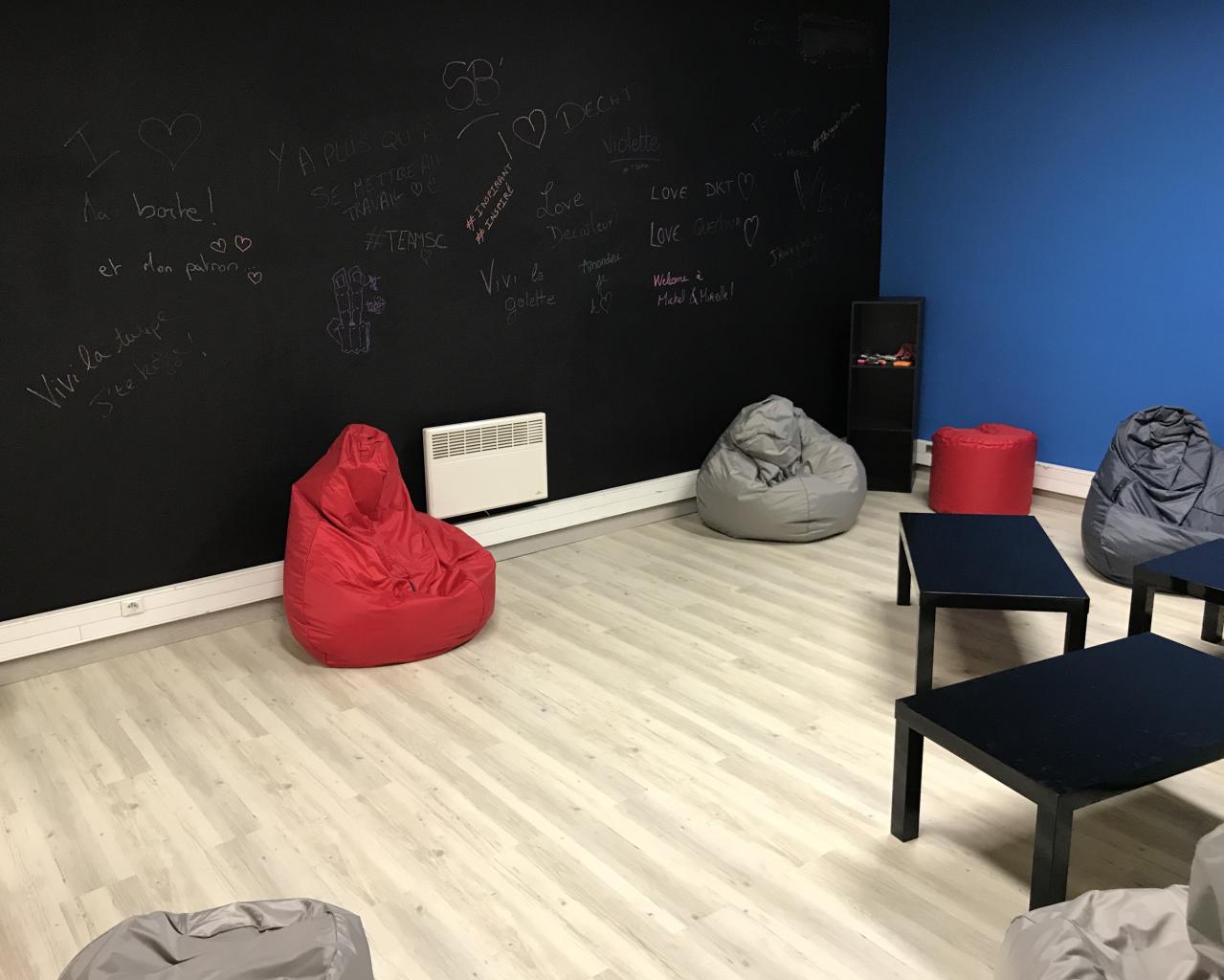  Nous avons créé un mur ardoise pour écrire avec des craies